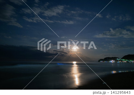 海に沈む満月 海に沈む満月 141295643