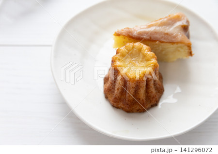白い皿に並んだ手作りのカヌレとケーキ 141296072