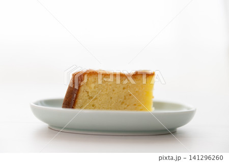 水色の皿に盛り付けた手作りケーキ 水色の皿に盛り付けた手作りケーキ 141296260