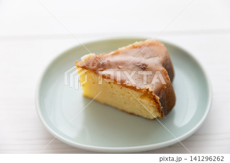 水色の皿に盛り付けた手作りケーキ 水色の皿に盛り付けた手作りケーキ 141296262