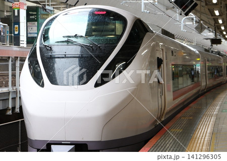 東京駅のホームを出発する常磐線特急E657系電車 東京駅のホームを出発する常磐線特急E657系電車 141296305