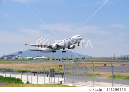 ボーイング767型旅客機が出力全開で出雲縁結び空港を離陸:島根県出雲市(晴れ) ボーイング767型旅客機が出力全開で出雲縁結び空港を離陸:島根県出雲市(晴れ) 141296536