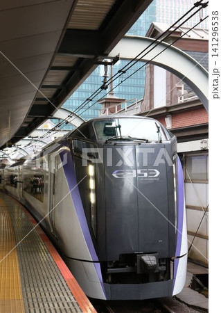 東京駅のホームに停車するE353系特急電車 東京駅のホームに停車するE353系特急電車 141296538