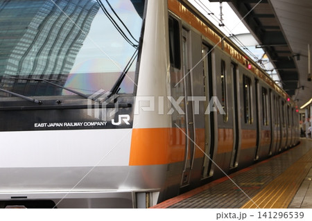 東京駅のホームに停車する中央線快速E233系通勤電車 141296539