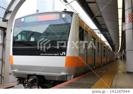 東京駅のホームに停車する中央線快速E233系電車の先頭車両 東京駅のホームに停車する中央線快速E233系電車の先頭車両 141297044