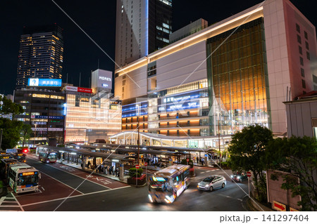 横浜駅西口の夜景と駅前の都市風景 横浜駅西口の夜景と駅前の都市風景 141297404