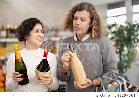 couple chooses wine and champagne 141297661