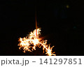 夜に輝く手持ち花火の火花 141297851