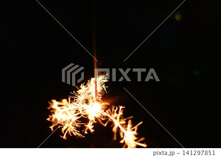 夜に輝く手持ち花火の火花 夜に輝く手持ち花火の火花 141297851