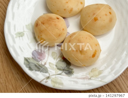 ひと口もち食感チーズ、お花模様の皿に乗った和風チーズお菓子 ひと口もち食感チーズ、お花模様の皿に乗った和風チーズお菓子 141297967