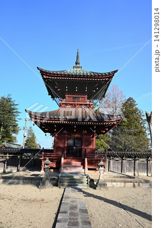 青空に映える本成寺の三重塔(新潟県三条市) 青空に映える本成寺の三重塔(新潟県三条市) 141298014