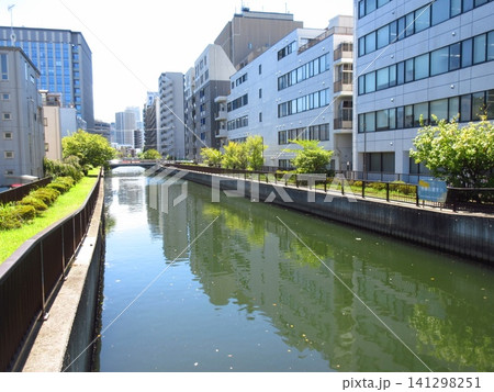 御船橋から見渡す大横川支川と両岸に並ぶビル群の景観(東京都江東区) 御船橋から見渡す大横川支川と両岸に並ぶビル群の景観(東京都江東区) 141298251