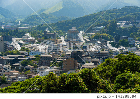 日本 大分 別府の別府温泉の湯けむりの風景 湯けむりが見える別府の街並み 日本 大分 別府の別府温泉の湯けむりの風景 湯けむりが見える別府の街並み 141299394