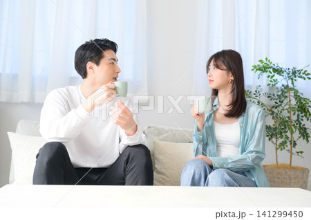 自宅でコーヒーを飲みながら会話をする日本人夫婦 自宅でコーヒーを飲みながら会話をする日本人夫婦 141299450