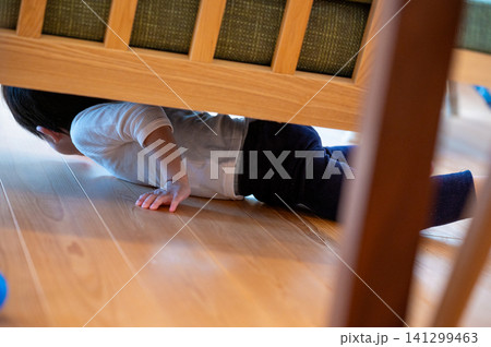 ソファの下をのぞく日本人の男の子 141299463