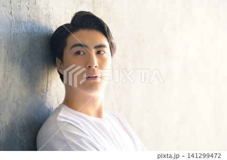 グレー背景の日本人男性ビューティーポートレート グレー背景の日本人男性ビューティーポートレート 141299472