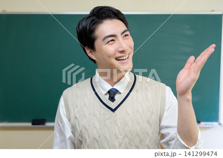 案内する日本人男性教師 案内する日本人男性教師 141299474