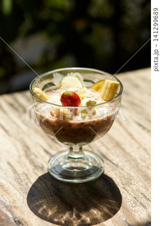 The traditional Indonesian dessert of black rice pudding Bubur Injin. 141299689