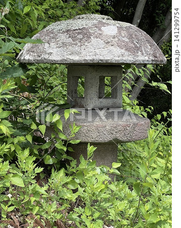 新緑に囲まれた日本庭園の石灯籠 新緑に囲まれた日本庭園の石灯籠 141299754