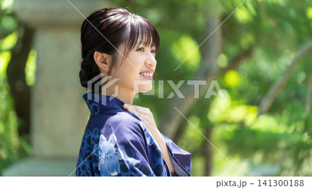 日本の夏・浴衣姿の日本人女性 日本の夏・浴衣姿の日本人女性 141300188