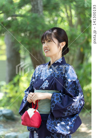 日本の夏・浴衣姿の日本人女性 141300193