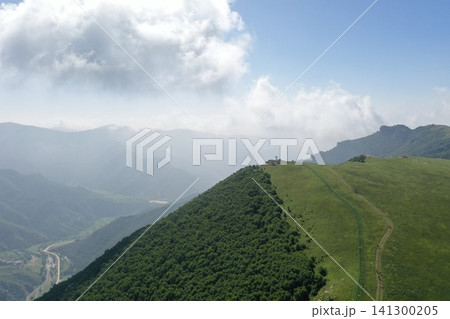 大青山の緑の山稜と森の空撮全景 — 内モンゴル 大青山の緑の山稜と森の空撮全景 — 内モンゴル 141300205