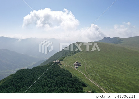 古代遺跡と積乱雲のある大青山の山稜 古代遺跡と積乱雲のある大青山の山稜 141300211