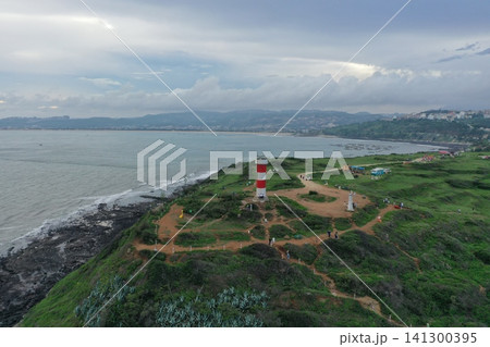 中国、草が茂った崖と海辺の町のある岩の多い海岸岬の空撮 中国、草が茂った崖と海辺の町のある岩の多い海岸岬の空撮 141300395