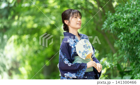 日本の夏・うちわを持つ浴衣姿の日本人女性 日本の夏・うちわを持つ浴衣姿の日本人女性 141300466