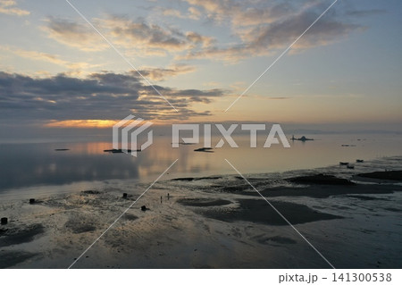 干潟と穏やかな海峡の空撮海岸日の出 141300538