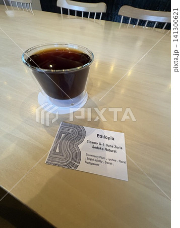 カフェのテーブルに置かれたコーヒー カフェのテーブルに置かれたコーヒー 141300621