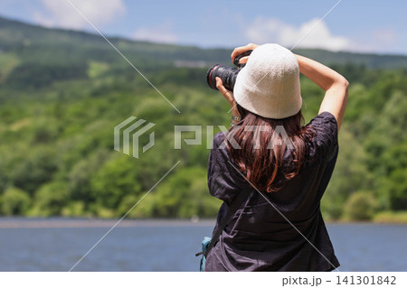 高原の湖を撮影する女性 群馬県嬬恋村バラキ湖 高原の湖を撮影する女性 群馬県嬬恋村バラキ湖 141301842