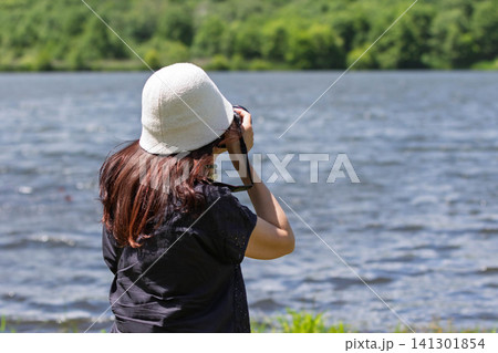 高原の湖を撮影する女性 群馬県嬬恋村バラキ湖 高原の湖を撮影する女性 群馬県嬬恋村バラキ湖 141301854