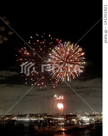 江の島の夜空を彩る打ち上げ花火と海辺の夜景 江の島の夜空を彩る打ち上げ花火と海辺の夜景 141301921