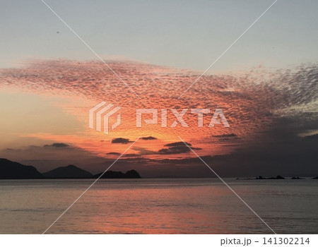 オレンジに染まる夕暮れの群島風景 オレンジに染まる夕暮れの群島風景 141302214