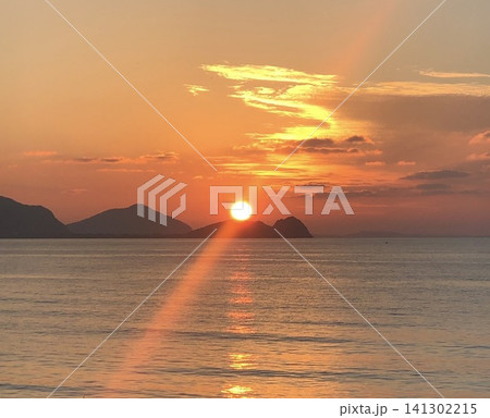 糸島の美しい夕日と海に伸びるサンロード(福岡県糸島市) 糸島の美しい夕日と海に伸びるサンロード(福岡県糸島市) 141302215