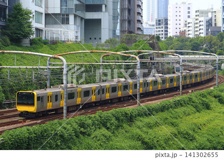 ［JB］総武線各駅停車E235系電車（性能確認試運転列車） 141302655