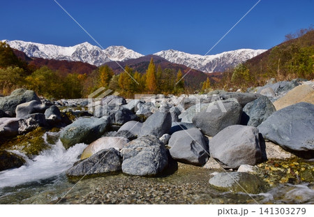秋の白馬村から雪を纏った白馬の峰々を望む 秋の白馬村から雪を纏った白馬の峰々を望む 141303279