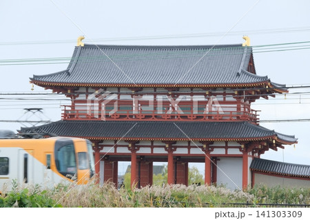 平城宮朱雀門と通過する電車 平城宮朱雀門と通過する電車 141303309