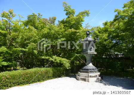 永観堂禅林寺 御影堂の灯篭 京都市左京区永観堂町 永観堂禅林寺 御影堂の灯篭 京都市左京区永観堂町 141303507