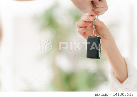 車のキーを受け取る女性 車のキーを受け取る女性 141303515