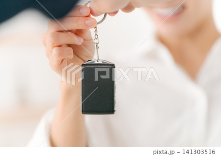 車のキーを受け取る女性 車のキーを受け取る女性 141303516