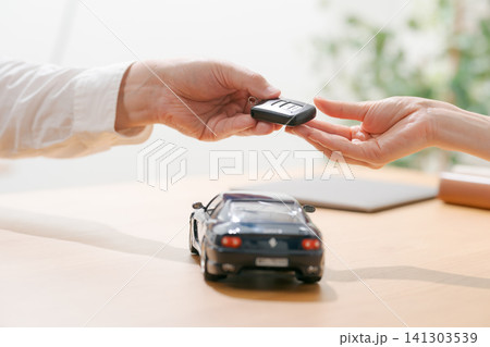 車のキーを受け取る女性 車のキーを受け取る女性 141303539