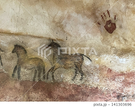 パリ郊外フランス・ミニアチュールのラスコー壁画 141303696