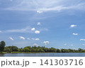 青空と白い雲が広がる夏の水辺風景 141303716