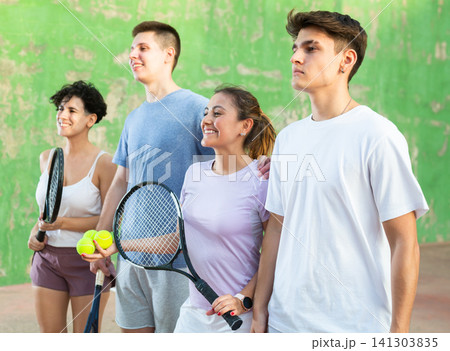 Group photo of positive young men and women standing on frontenis court after game 141303835