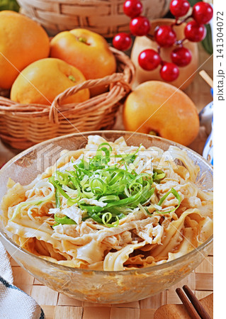 cold noodles with chicken sichuan pepper and scallion 141304072