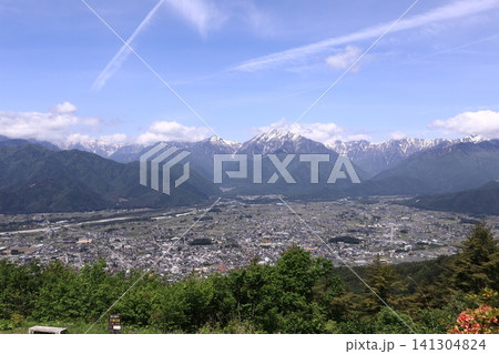 鷹狩山山頂展望台から望む北アルプスの山々と大町市市街 鷹狩山山頂展望台から望む北アルプスの山々と大町市市街 141304824