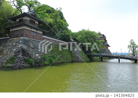 諏訪湖の高島城の天守閣と角櫓 諏訪湖の高島城の天守閣と角櫓 141304825