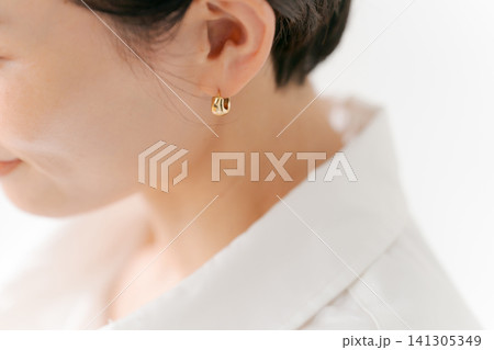 ピアスをつけた女性の耳元 ピアスをつけた女性の耳元 141305349